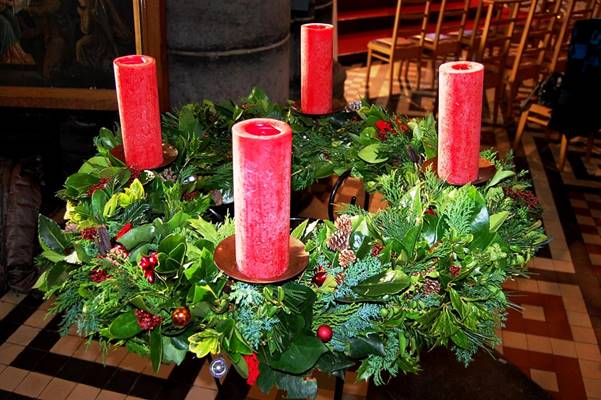 De verwachting van Kerstmis wordt zichtbaar met een adventskrans in onze kerk en woonkamer. © Parochie Lissewege